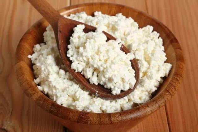 Czy pies może jeść twaróg? Poznaj korzyści i zagrożenia dla pupila Czy pies może jeść twaróg? Poznaj korzyści i zagrożenia dla pupila